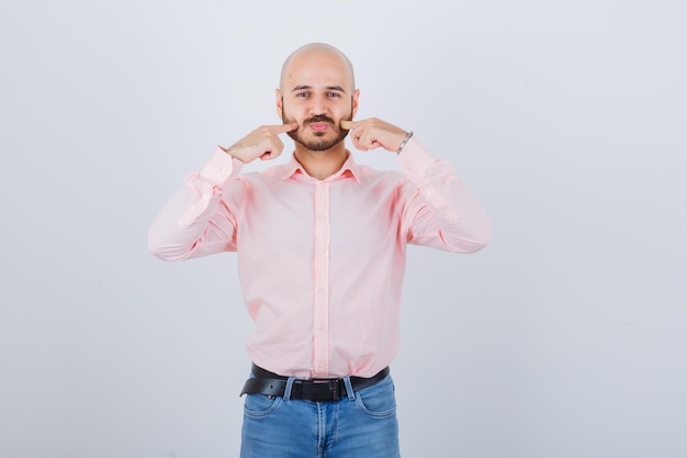 Foto gratuita retrato, de, un, joven, confiado, hombre