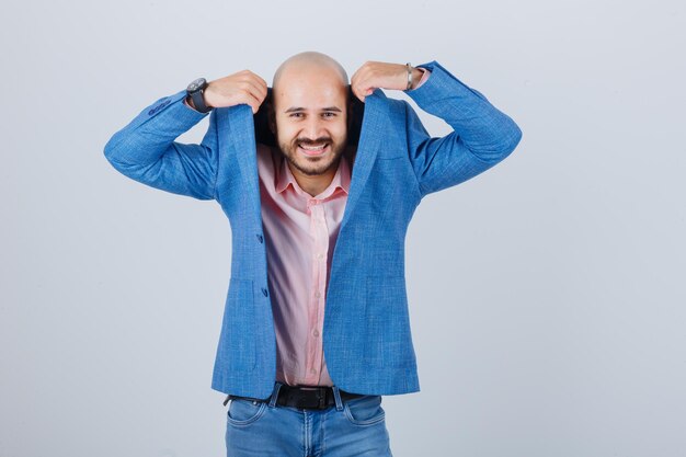 Foto gratuita retrato, de, un, joven, confiado, hombre