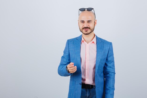 Retrato, de, un, joven, confiado, hombre