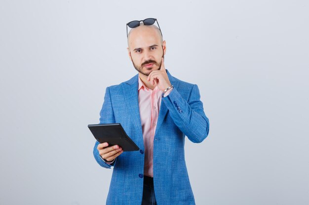 Retrato, de, un, joven, confiado, hombre