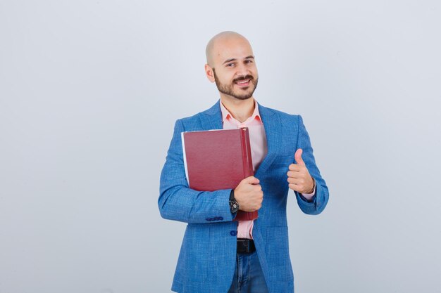 Foto gratuita retrato, de, un, joven, confiado, hombre