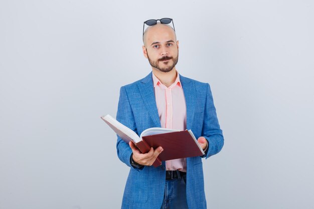 Retrato, de, un, joven, confiado, hombre