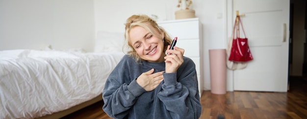 Retrato de una joven creadora de contenido con una cuenta de redes sociales grabando un video sobre maquillaje en