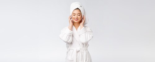 Foto gratuita retrato de una joven dama asiática feliz en albornozaislada en fondo blanco