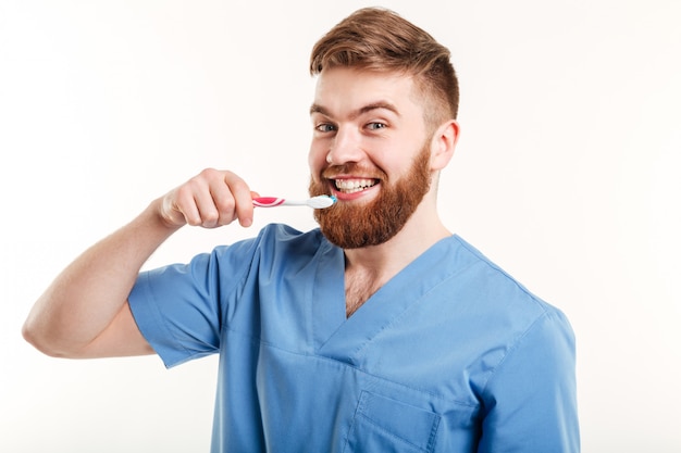 Foto gratuita retrato de joven dentista enseñando paciente cómo cepillarse los dientes