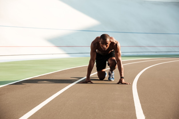 Retrato de un joven deportista afroamericano concentrado