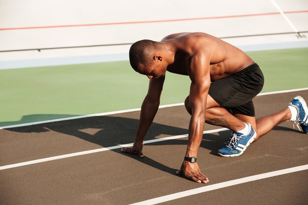 Retrato de un joven deportista afroamericano musculoso