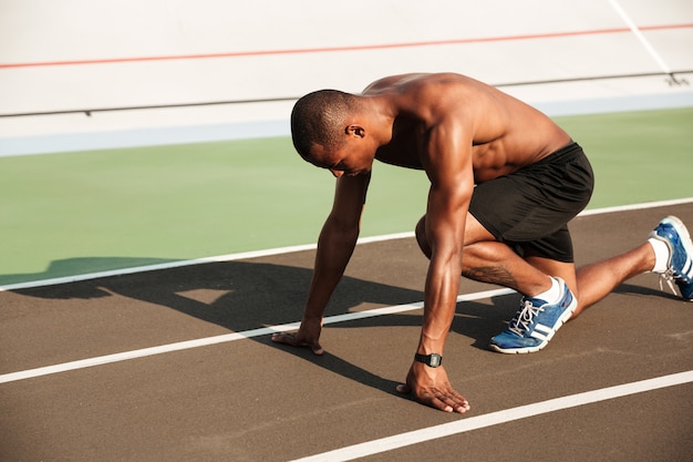 Retrato de un joven deportista afroamericano musculoso