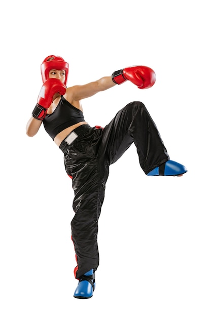 Foto gratuita retrato de joven deportista entrenando kickboxing en uniforme especial aislado sobre fondo blanco de estudio