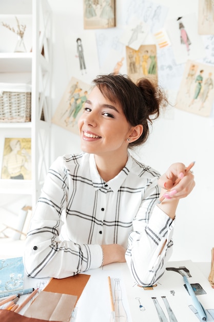 Retrato de una joven diseñadora dibujando bocetos