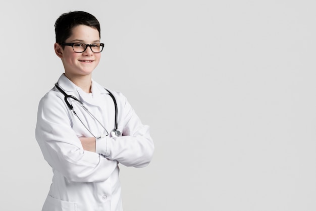 Retrato de joven disfrazado de médico