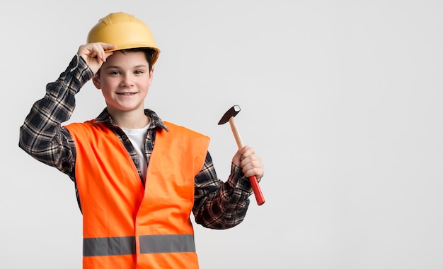 Retrato de joven disfrazado de trabajador de la construcción