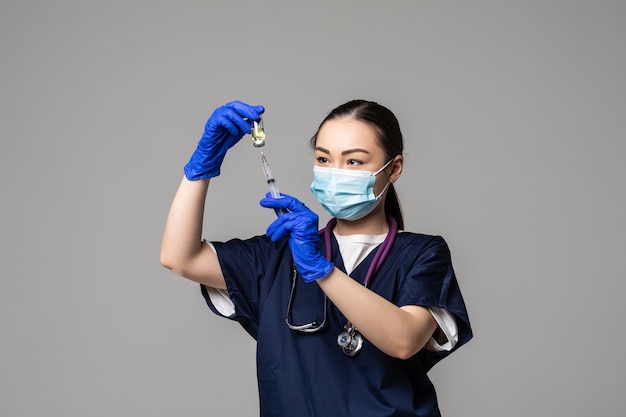 Retrato de una joven doctora asiática sacando la vacuna Covid-19 del frasco de la vacuna