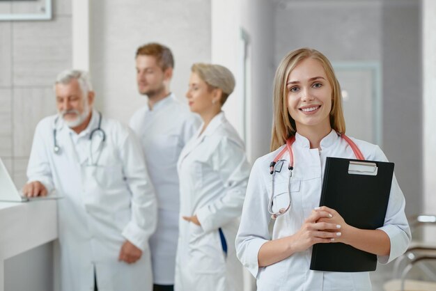 retrato, de, joven, doctora, y, ella, colegas