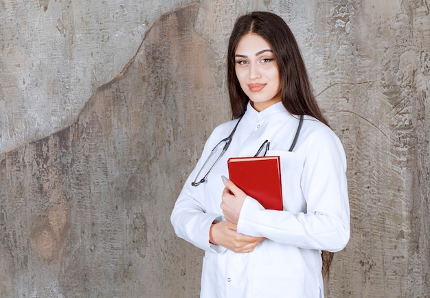 Retrato de joven doctora en pared rústica