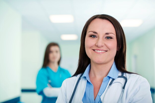 Retrato de joven doctora con pasante