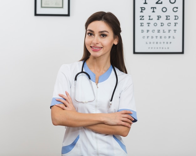 Foto gratuita retrato de joven doctora