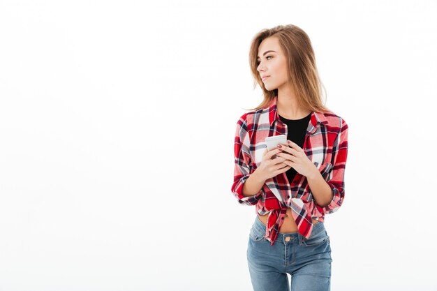 Retrato de una joven dulce en camisa a cuadros