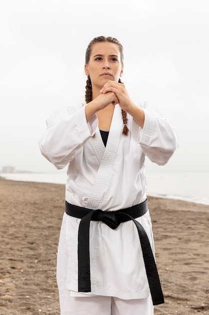 Retrato de joven ejercicio de karate