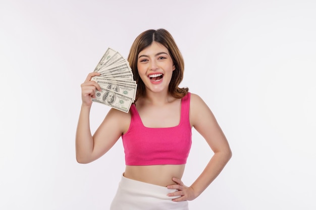 Retrato de una joven emocionada sosteniendo un montón de billetes de dólares aislados sobre fondo blanco