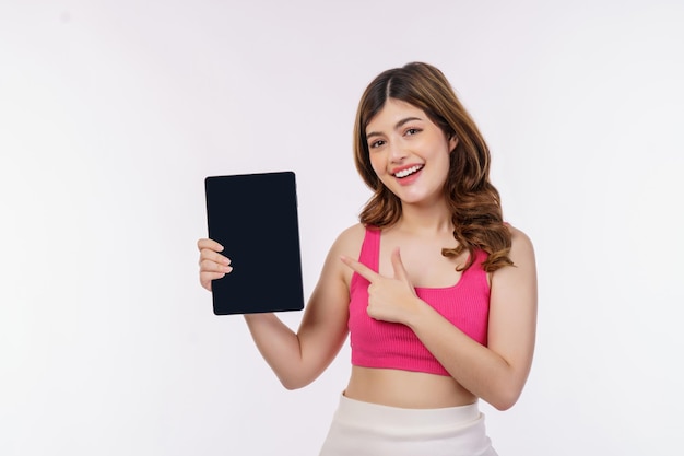 Retrato de una joven emocionada sosteniendo una tableta simulada aislada sobre fondo blanco