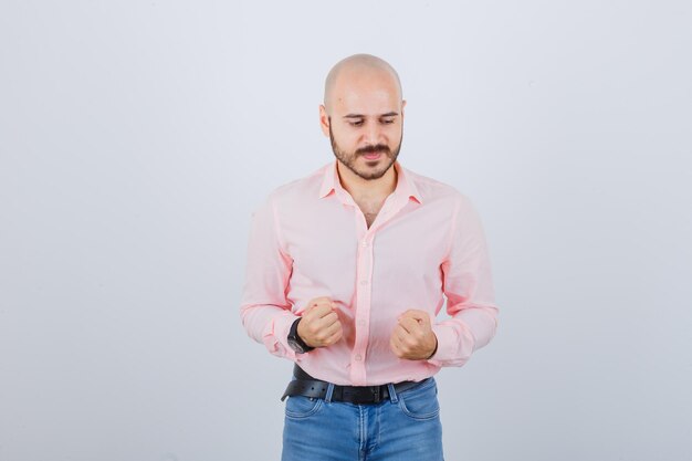 Retrato de un joven emocionado