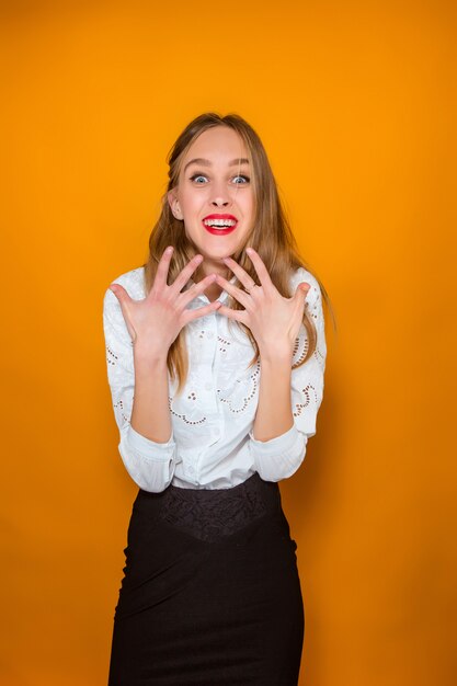 El retrato de la joven con emociones felices.