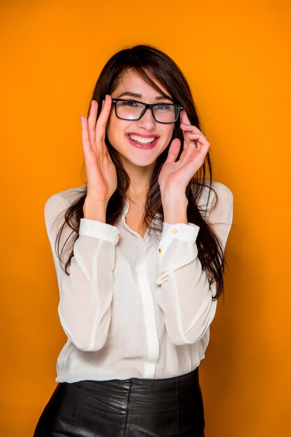 El retrato de la joven con emociones felices.