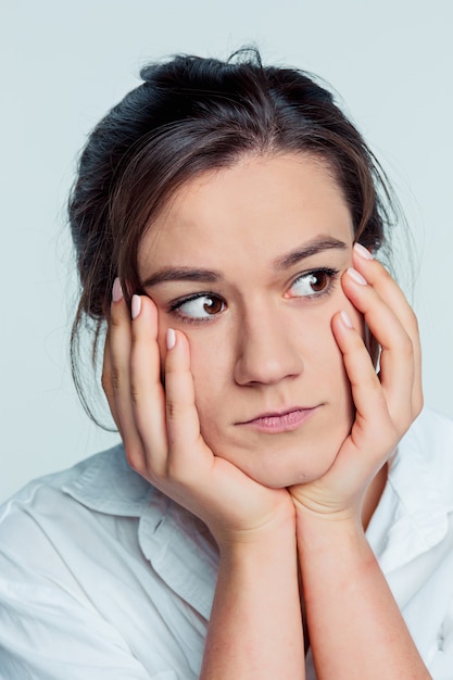 Foto gratuita el retrato de la joven con emociones reflexivas