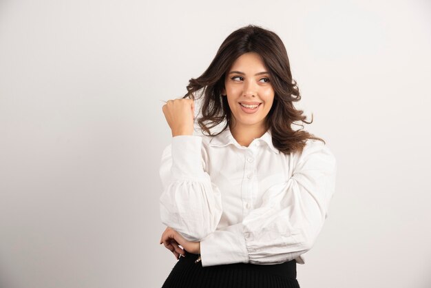 Retrato de joven empresaria en blanco.