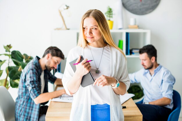 Retrato de una joven empresaria con bloc de notas