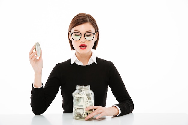 Retrato de joven empresaria con dinero