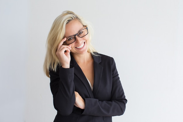 Retrato de joven empresaria feliz en gafas