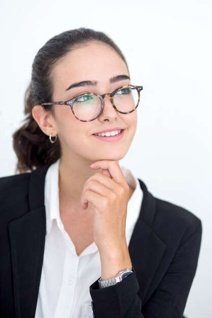 Retrato de joven empresaria feliz soñando