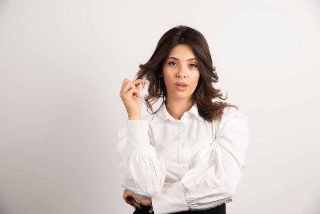 Retrato de joven empresaria de pie en blanco.