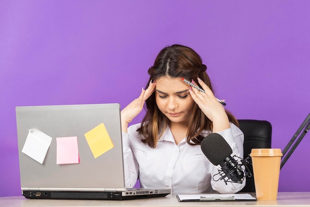 Foto gratuita retrato de una joven empresaria sentada detrás del escritorio y pensando foto de alta calidad