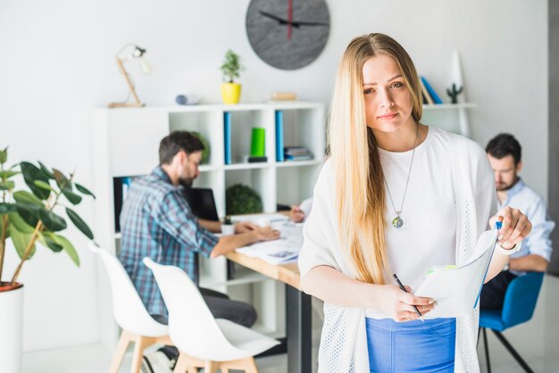 Retrato de una joven empresaria sosteniendo carpeta