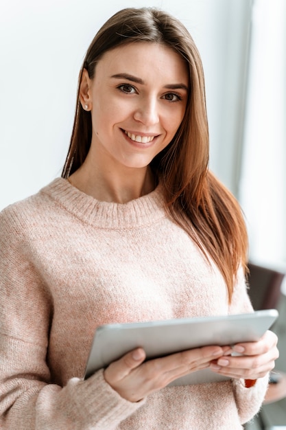 Foto gratuita retrato joven empresaria con tableta