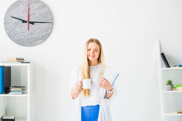 Retrato de una joven empresaria con taza de té