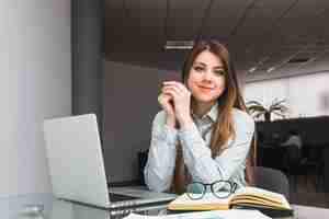 Foto gratuita retrato de una joven empresaria