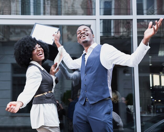 Retrato de un joven empresario africano y empresaria disfrutando del éxito