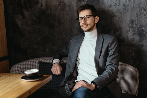 Retrato joven, empresario confiado con gafas