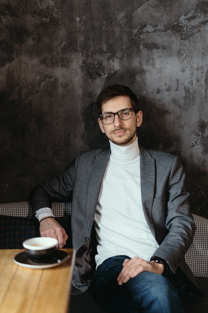 Retrato joven, empresario confiado con gafas