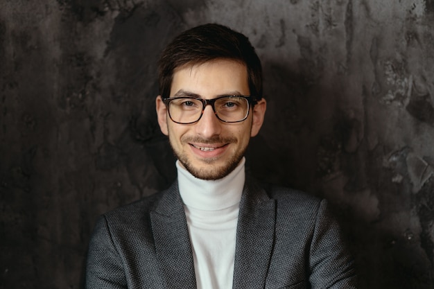 Retrato joven, empresario confiado con gafas