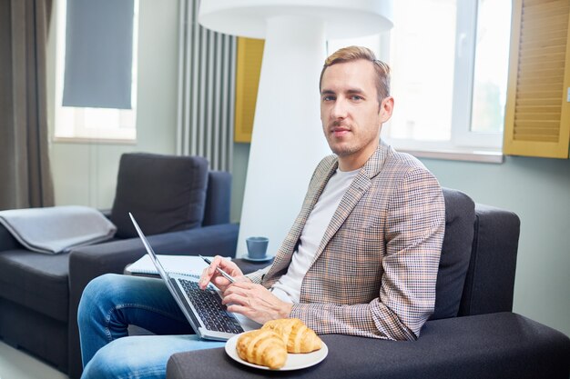 Retrato de joven empresario confiado