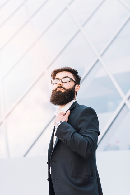 Retrato de joven empresario exitoso al aire libre