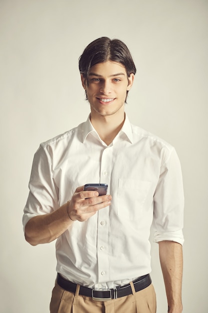 Retrato de un joven empresario guapo