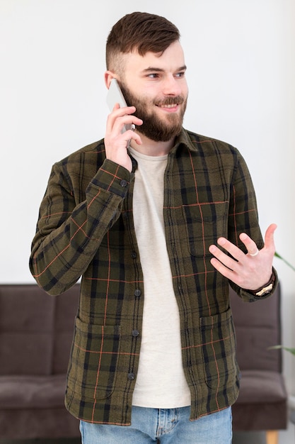 Retrato de joven empresario hablando por teléfono
