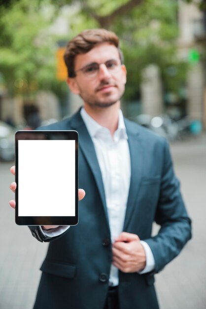 Retrato de un joven empresario mostrando pantalla digital tableta digital