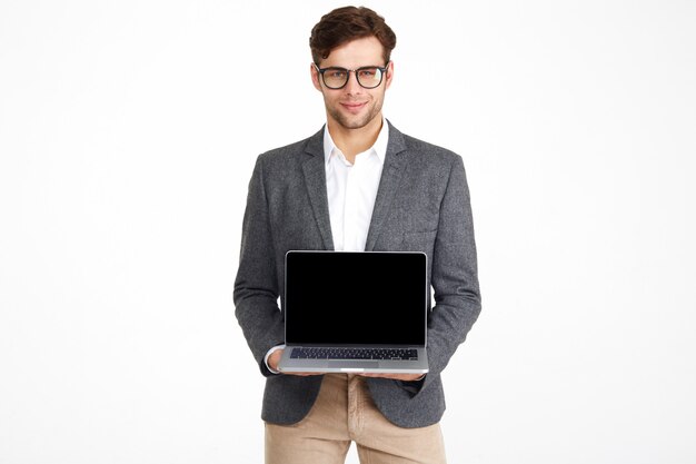 Retrato de un joven empresario sonriente en anteojos